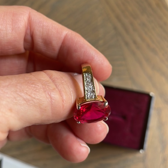 Ruby red cut stone ring gold tone - Picture 3 of 3